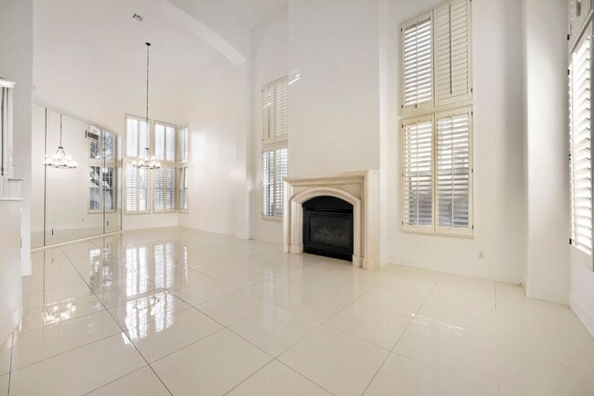 Building Photo - 5 Bedroom Luxury Home In Peccole Ranch!