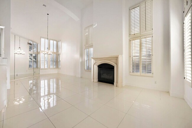 Foto del edificio - 5 Bedroom Luxury Home In Peccole Ranch!