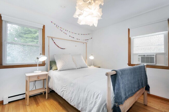 Foto del edificio - 3 BR eastside single family home. Fenced in yard. Fully furnished. Flexible leases.