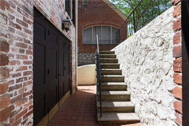 Building Photo - 833 Martina Dr NE