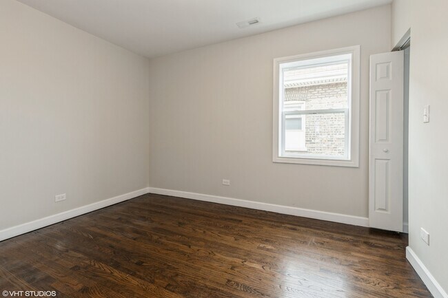 Foto del edificio - 4342 W Augusta Blvd