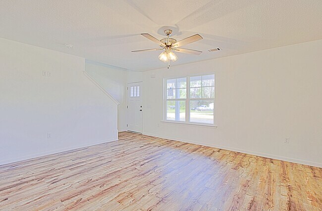 Building Photo - 89 Horsecreek Rd