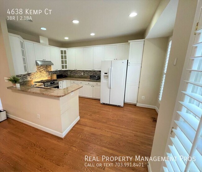 Building Photo - MASSIVE 3 BED/2.5 BATH 2 GARAGE (EV CHARGE...