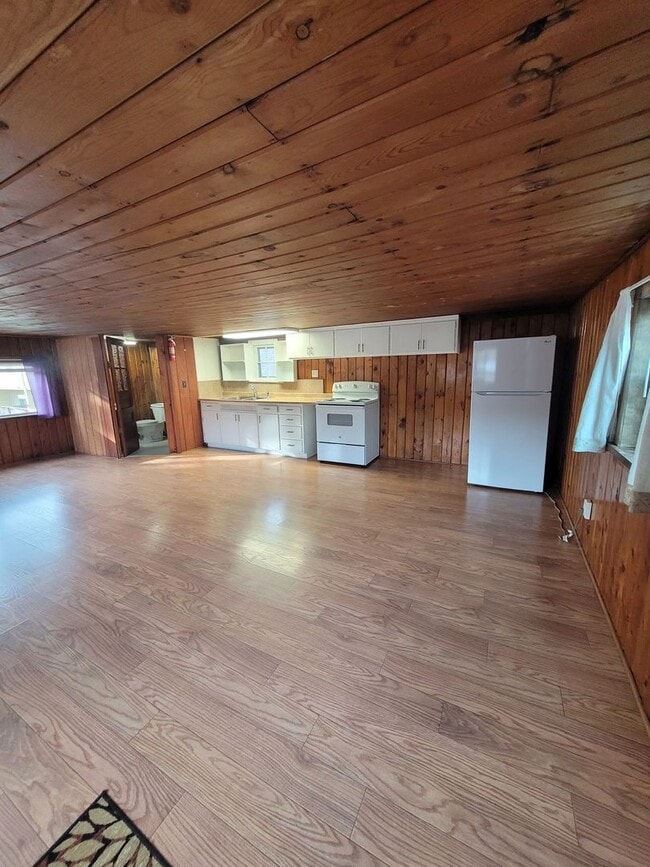 Foto del edificio - Studio Available with private off street parking, 2 blocks from the bike path in the Whiteaker Ne...