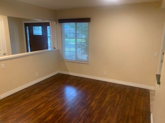 Formal dining - 944 Eastglen Dr