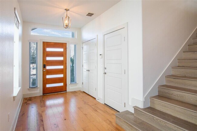 Building Photo - 2106 Hermia St