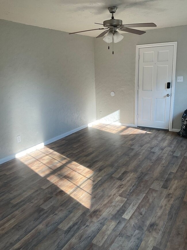 Building Photo - Great location!