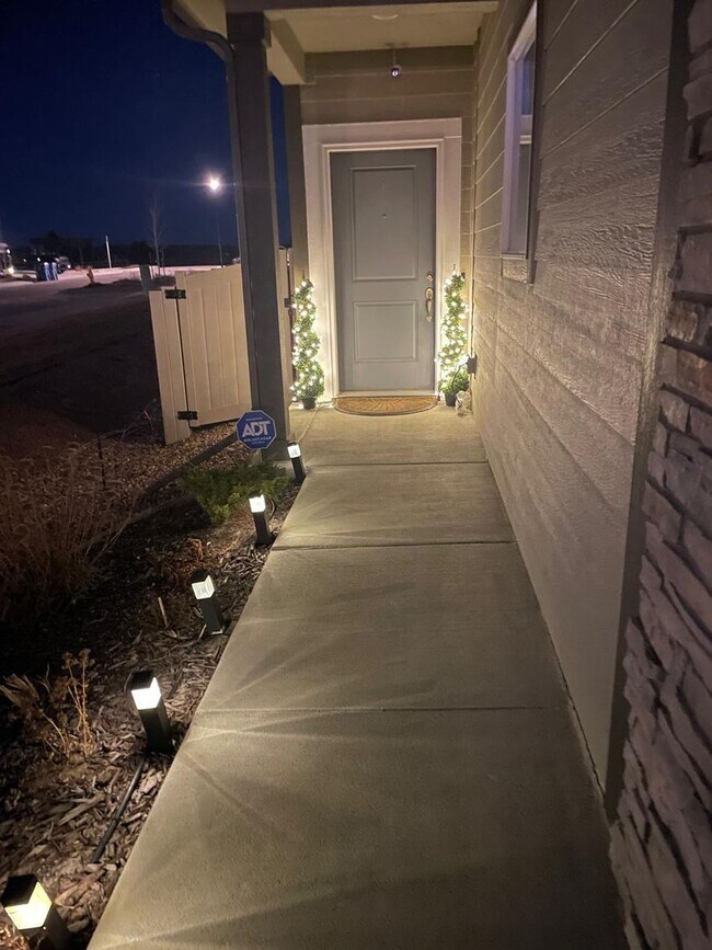 Building Photo - IMMACULATE 4 BED/2.5 BATH CUSTOM BUILT HOME IN SKYLINE RIDGE!