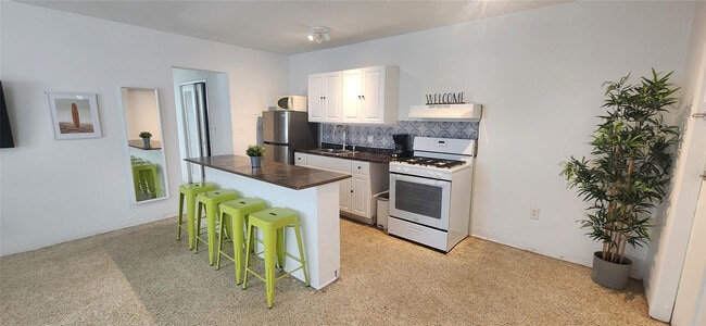 Foto del edificio - 7725 Harding Ave