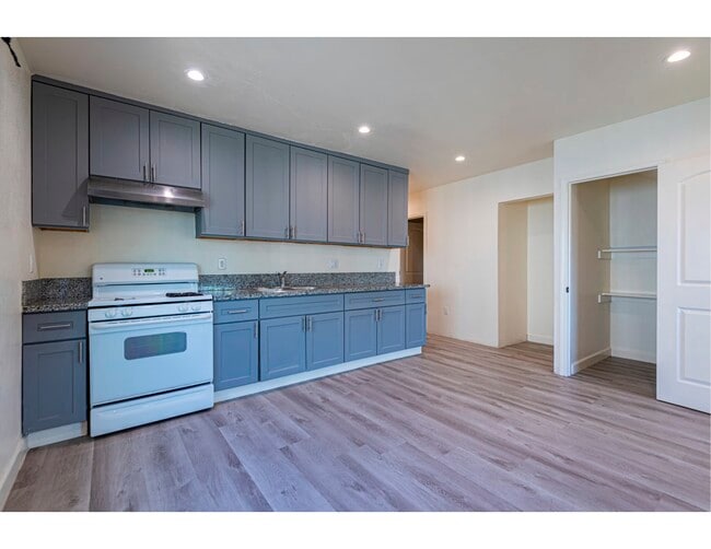 Building Photo - 603 1/2 W 49th St