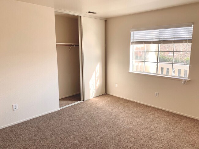 Building Photo - Beautiful Upstairs 2 Bedroom 2 Bath Unit Just Minutes from the Plaza!