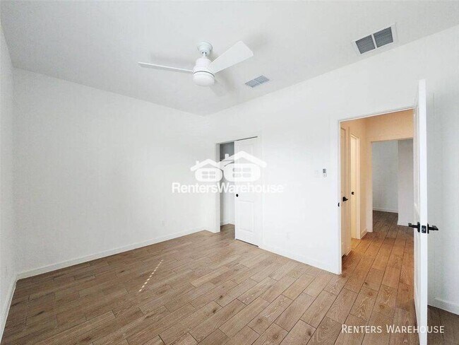 Foto del edificio - 8430 Bay Rdg Cir