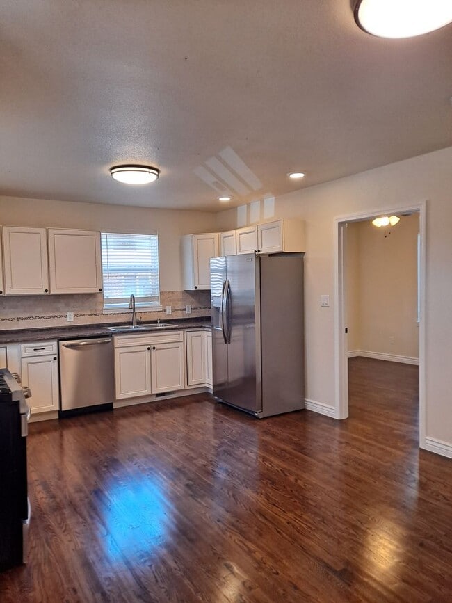 Building Photo - ALL PROSPECTIVE TENANTS MUST SUBMIT A $58 ...