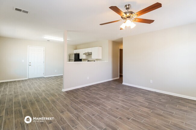 Building Photo - 1013 Manor Dr
