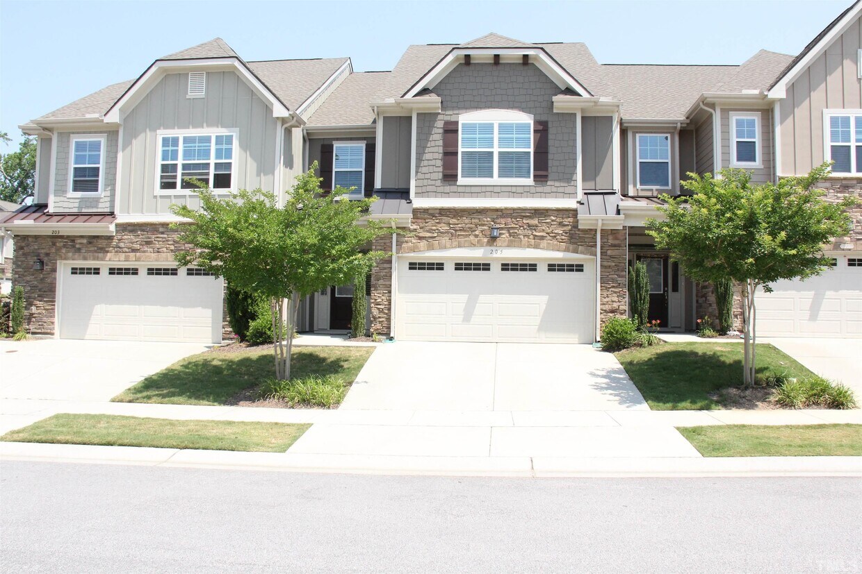 Foto principal - 205 Firth Glen Dr