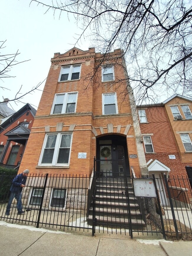 Building Photo - 1254 N Maplewood Ave