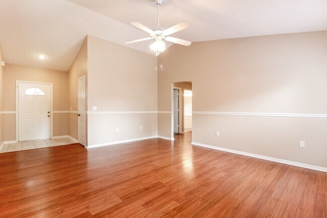 Building Photo - 656 Lakemont Dr