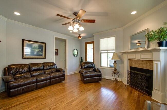Foto del edificio - 3 Bed, 2.5 Bath with 2 Car Garage; Lots of...