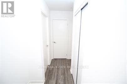 Photo du bâtiment - 1808 St Clair Ave W