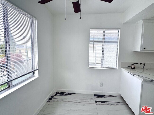 Foto del edificio - 1630 W 104th St