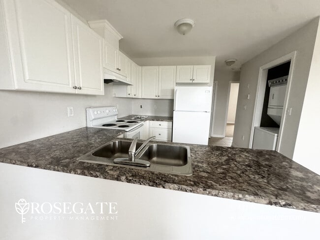 Building Photo - Pet-Friendly 2-Bedroom Apartment with Garage & Driveway Parking – Hamilton