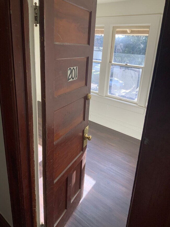 Foto del edificio - 1 Bedroom, 1 Bath Near Downtown
