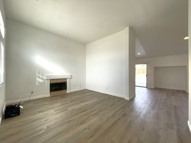 Building Photo - AVAILABLE NOW! 4 Bed 2 Bath Remodeled Home...