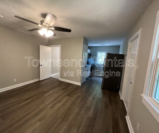 Building Photo - 807 Branson St