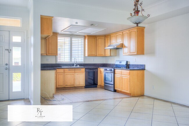 Foto del edificio - Beautiful 4 Bedroom Home with 3-Car Attached Garage