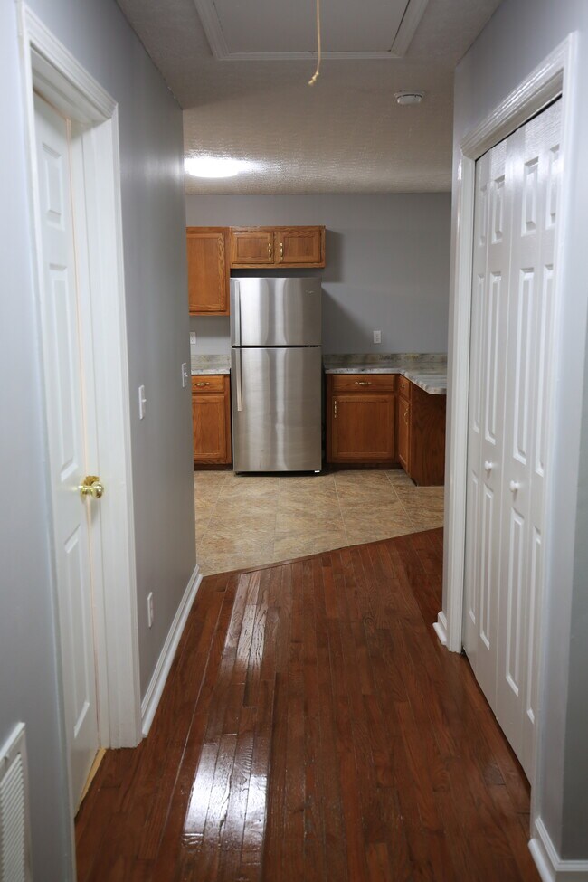 Pasillo con vista a la cocina - 409 Filter Plant Rd