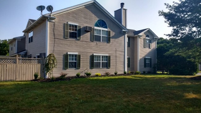 Building Photo - 7456 Huntington Dr