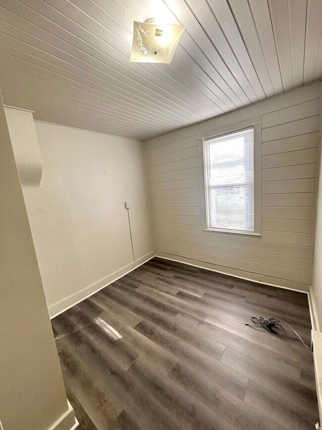 Building Photo - 678 Columbia Ave