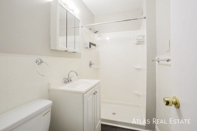 Building Photo - 2 Bedroom 1 Bathroom Unit in Riverside Ava...