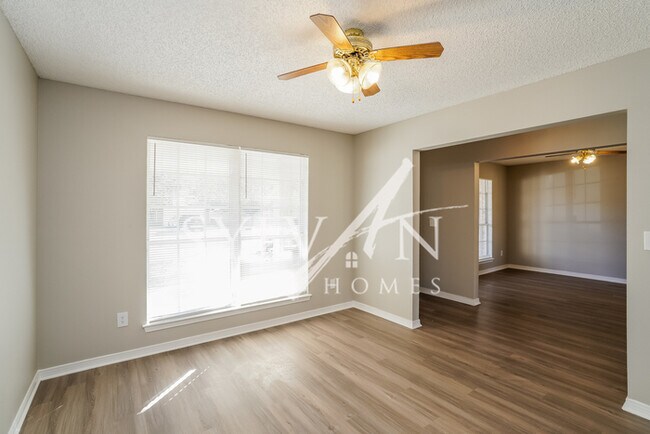 Foto del edificio - The living is easy in this 4 bedroom, 2 ba...