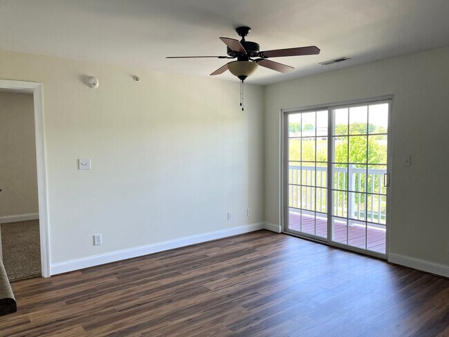 Foto del edificio - 3 bedroom, 2 bath condo with balcony, new floors, and new paint.