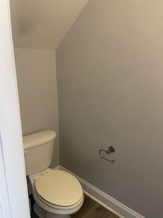 Building Photo - Must see this adorable 2 bedroom 1.5 bath ...