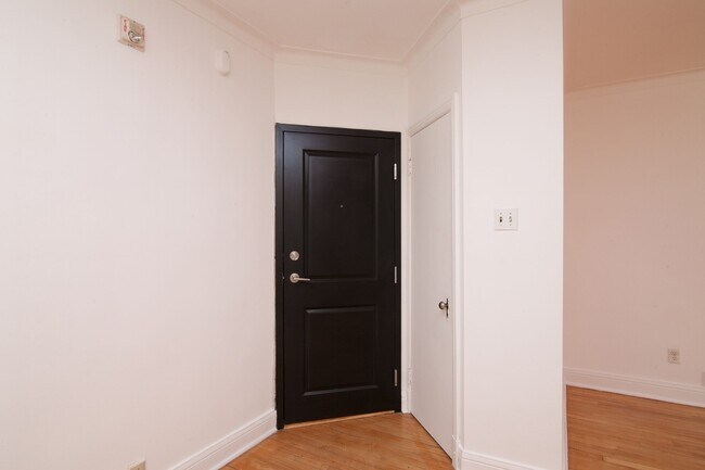 Building Photo - 5556 Snowdon Street