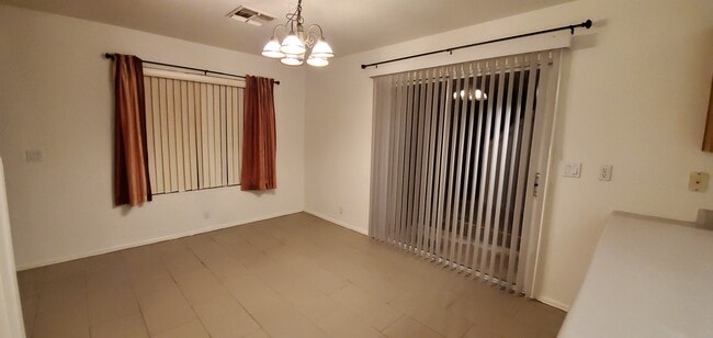 Foto del edificio - 2455 E Sheffield Ave