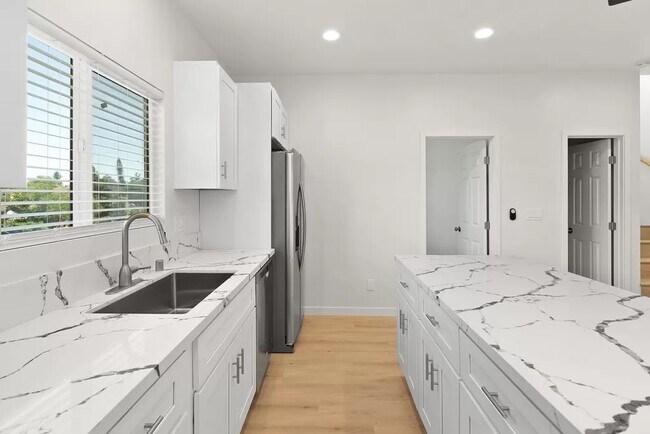 Building Photo - 5141 Ewing St