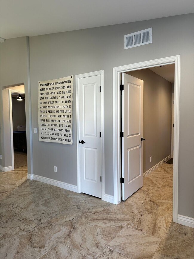 Building Photo - Winter Furnished Pool Home - Available Sep...