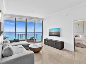 Building Photo - 17001 Collins Ave