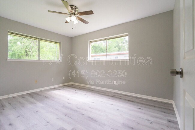 Foto del edificio - 9196 White Oak Dr