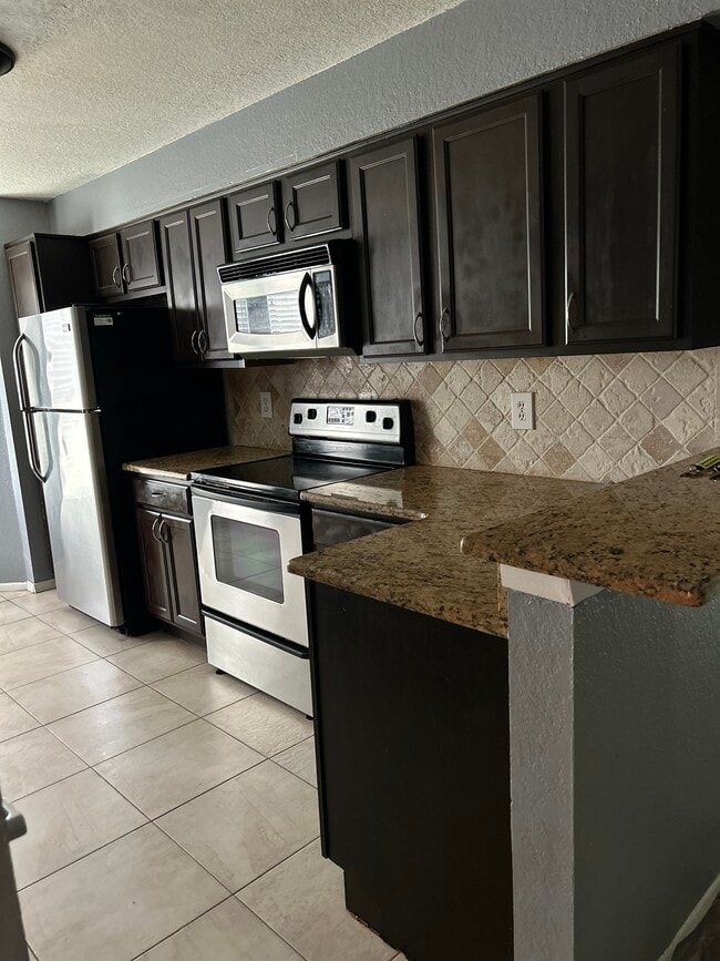 Building Photo - 7723 Sugar Bend Dr
