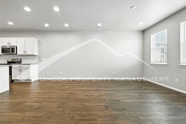 Building Photo - Spacious Townhouse with Washer/Dryer and C...