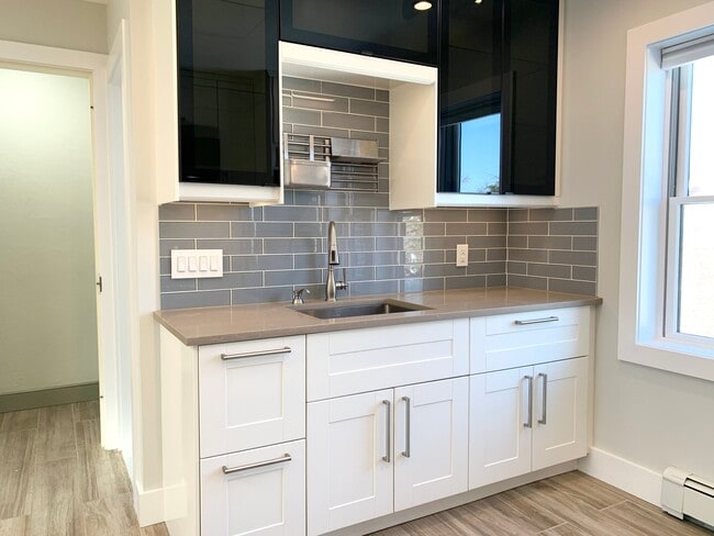 Building Photo - 99-07 Ascan Ave