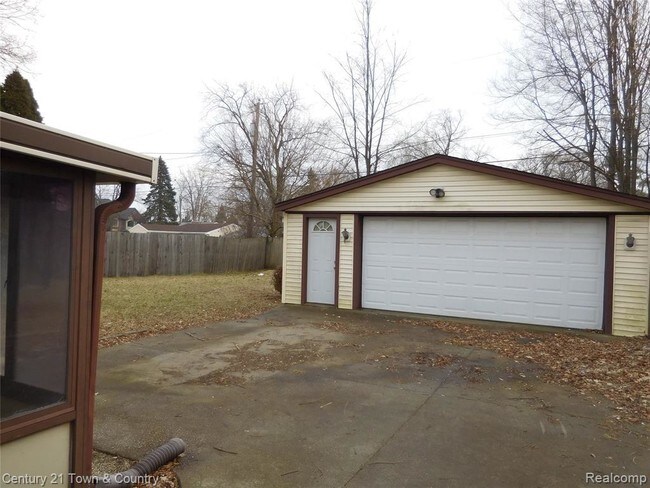 Foto del edificio - 7887 Elizabeth Lake Rd