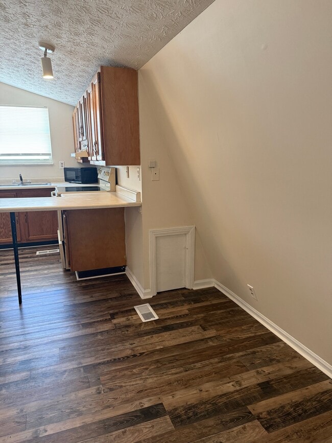 Building Photo - 427 Parker Memorial Dr