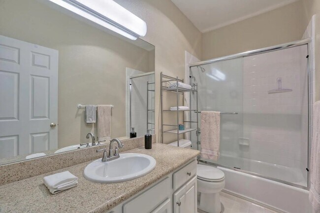 Building Photo - 18 Flora Ln