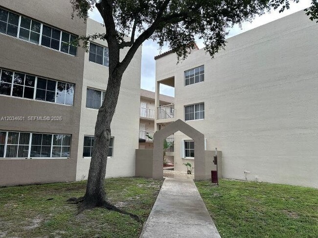 Foto del edificio - 6175 NW 186th St