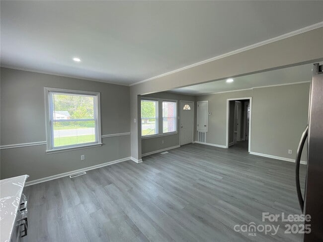 Building Photo - 1607 Russell Ave